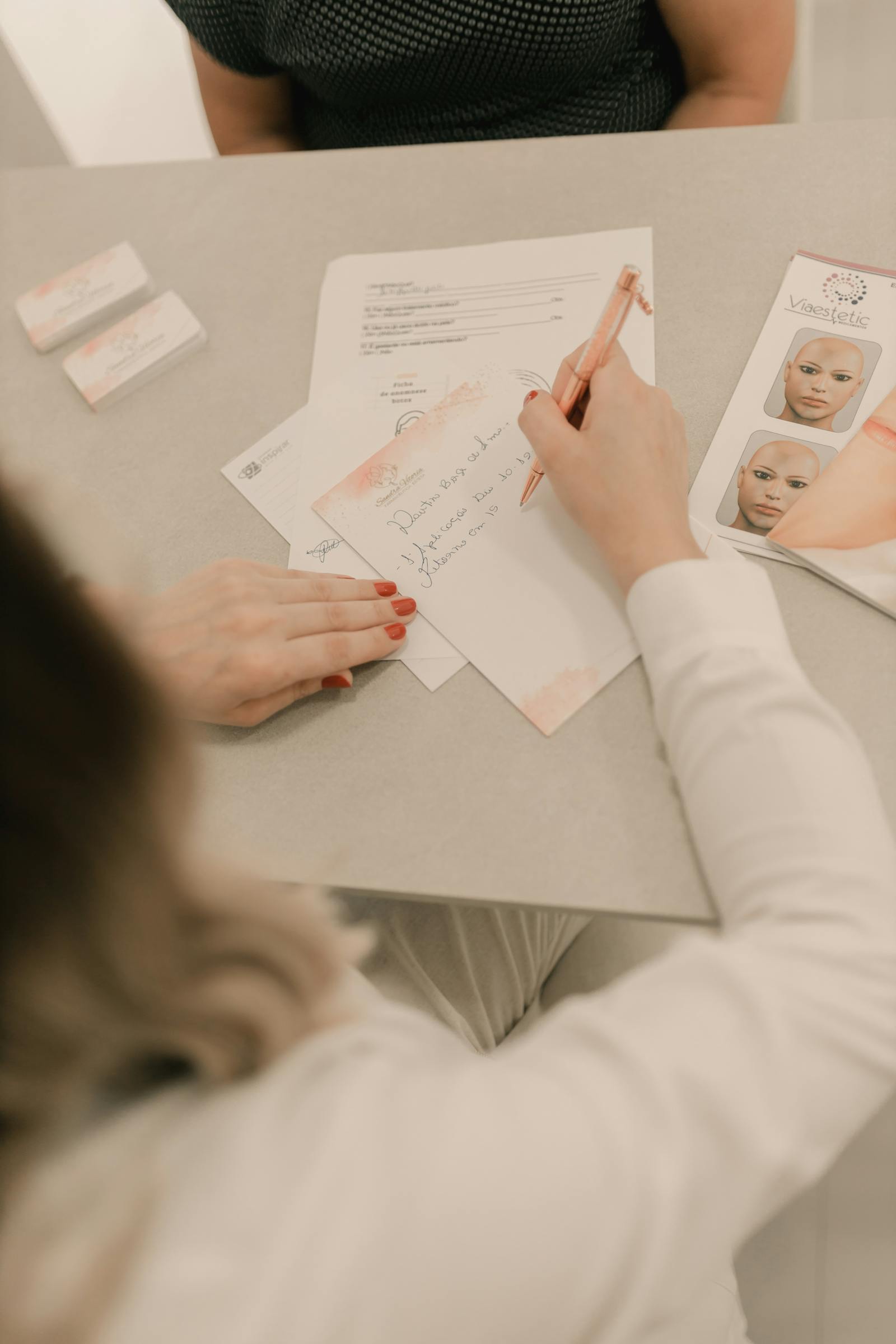 Consulta de medicina estética con criterio clínico